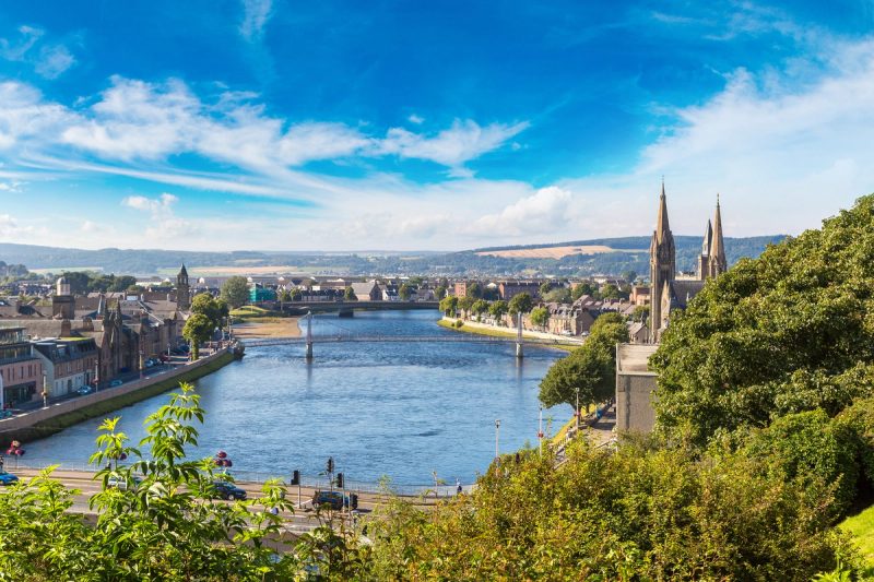 Vue sur la rivière Ness, le centre d’Inverness et la cathédrale Saint-André dans les Highlands écossais