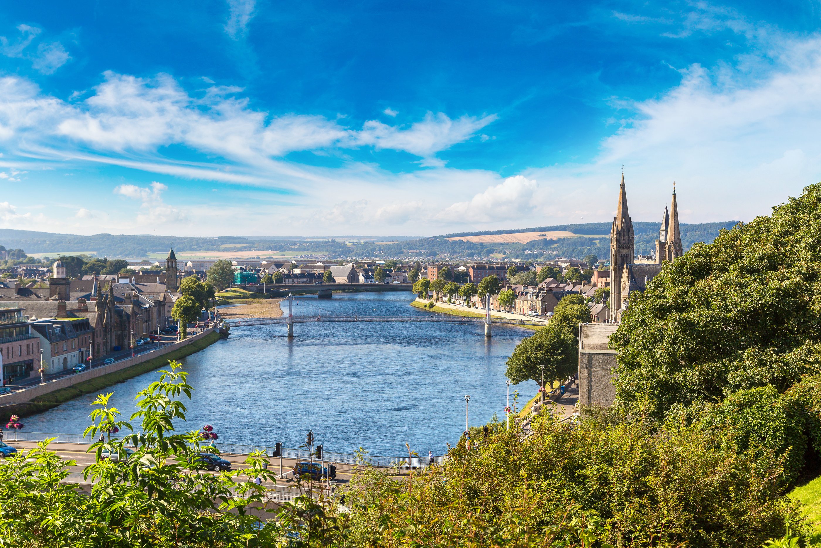 Vue sur la rivière Ness, le centre d’Inverness et la cathédrale Saint-André dans les Highlands écossais