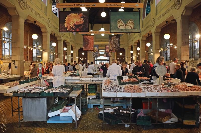 Ambiance animée du marché central de Rijeka, avec des étals de produits frais et locaux.