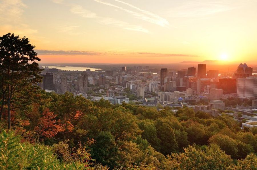 Vue panoramique sur Montréal depuis le Mont Royal au coucher du soleil.