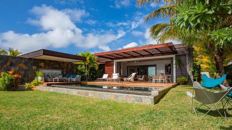 Vue d’une villa luxueuse à l’Île Maurice, avec piscine et espace extérieur aménagé.