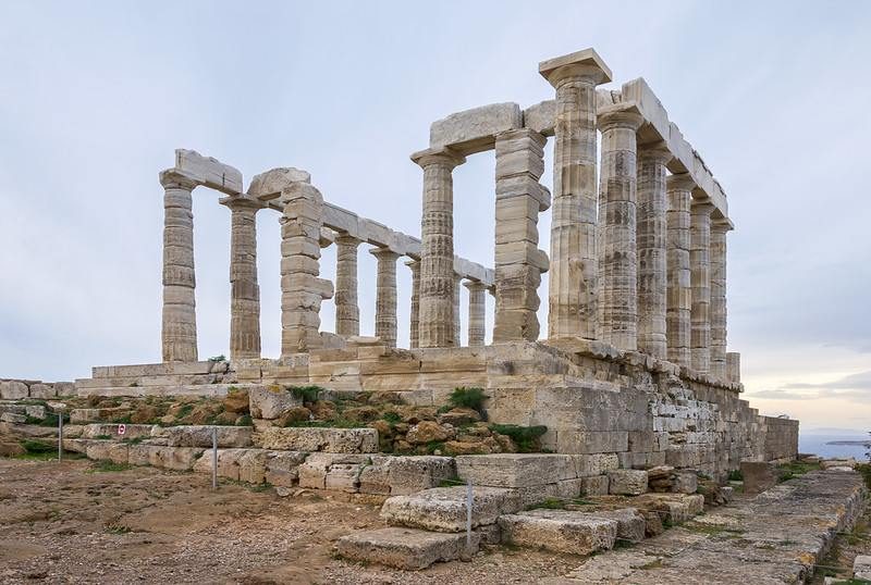 Le temple de Poséidon au cap Sounion surplombant la mer Égée.