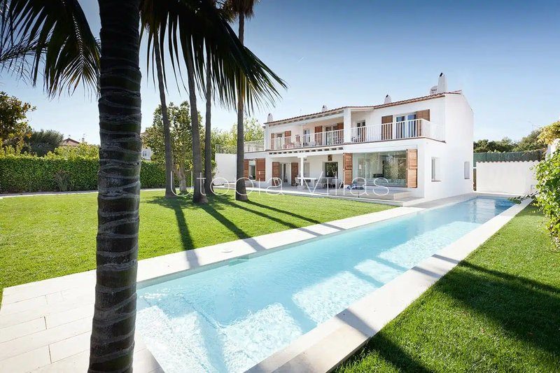 Villa de luxe contemporaine à Sitges avec grande piscine et jardin arboré, idéale pour des vacances en toute intimité.