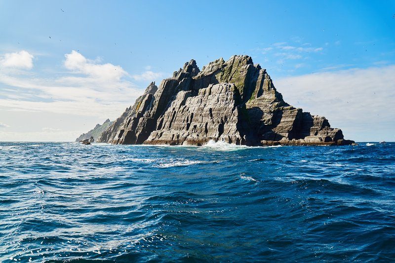 Impressionnante île rocheuse des Skelligs au large de la côte.