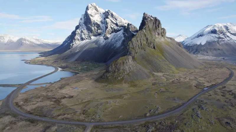 Paysage montagneux en Islande avec le mont Vestrahorn et une route côtière