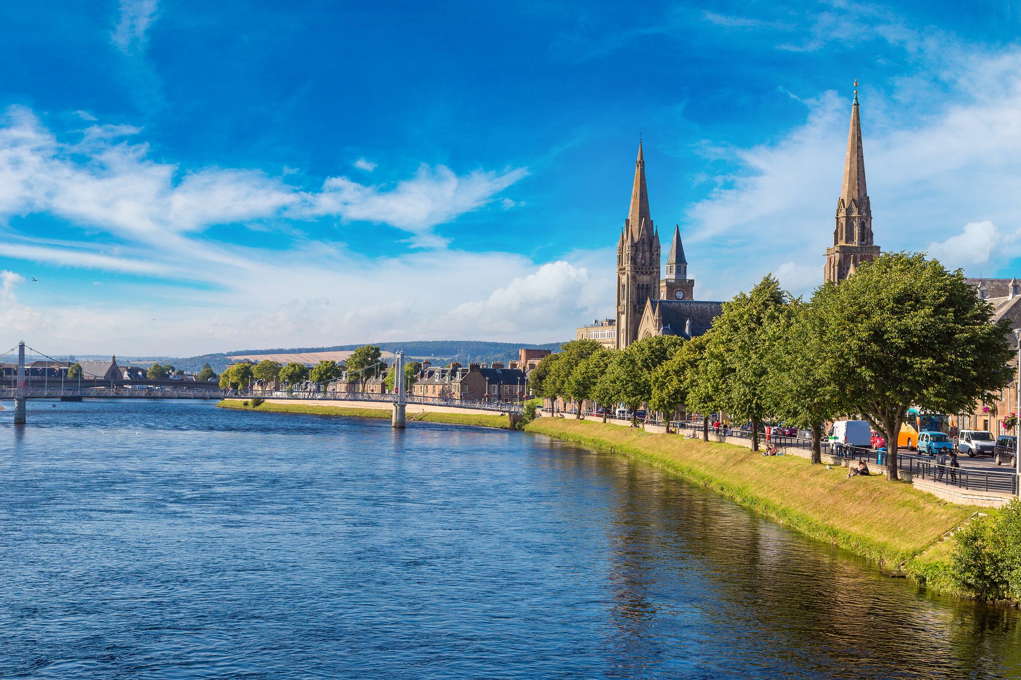 La rivière Ness, une passerelle piétonne et les clochers du centre d’Inverness