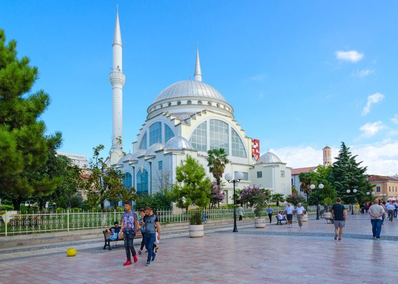 Mosquée Abu Bekr dans le centre-ville de Shkodër, Albanie, avec ses minarets et sa belle architecture moderne.