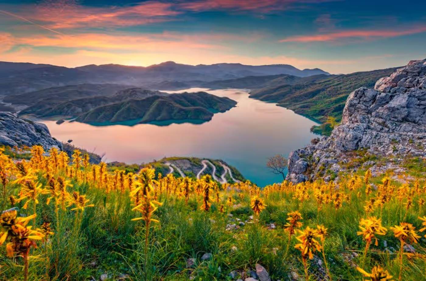 Vue panoramique sur le lac Boville avec ses montagnes verdoyantes.