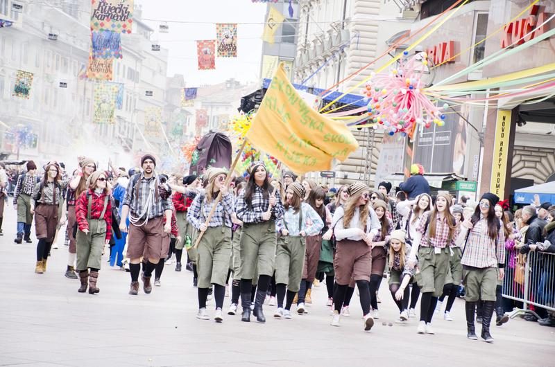 Scène festive du célèbre carnaval de Rijeka, avec des costumes colorés et une ambiance animée.