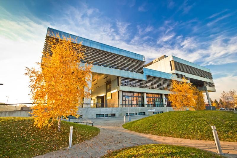 Bâtiment moderne du musée d’art contemporain entouré d’arbres colorés en automne.