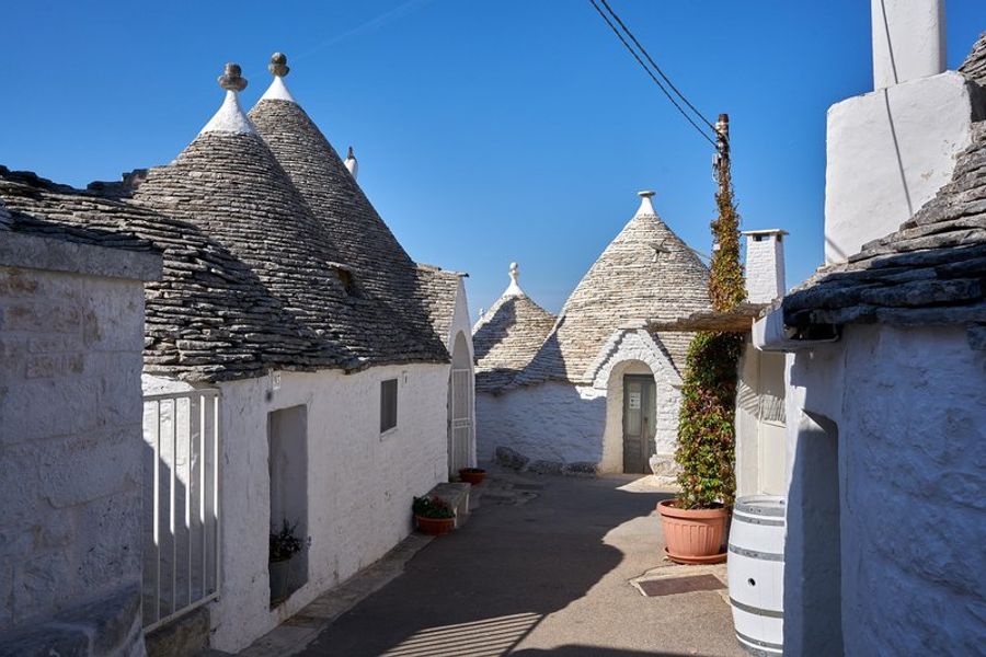 Maisons blanches aux toits coniques typiques des Pouilles à Alberobello.
