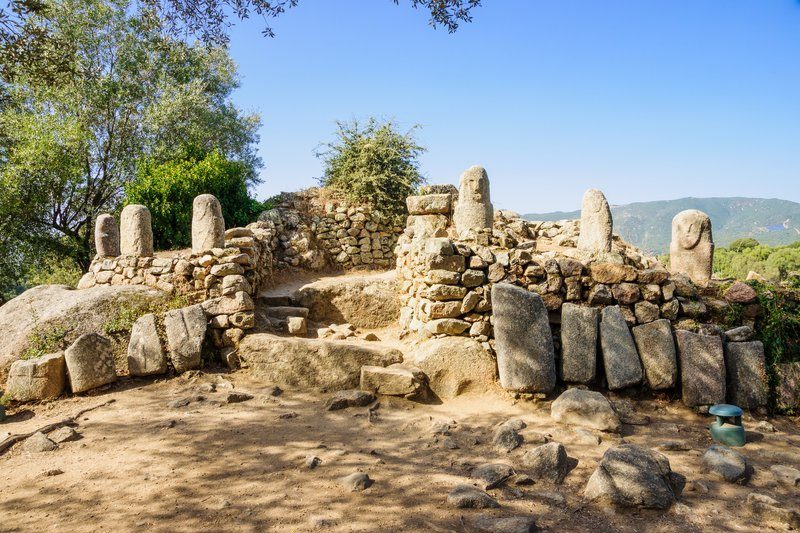 Le site préhistorique de Filitosa en Corse, avec ses menhirs sculptés et son ambiance historique.