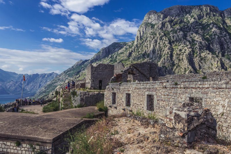 Ruines de la forteresse Saint-Jean dominant la baie de Kotor après l’ascension