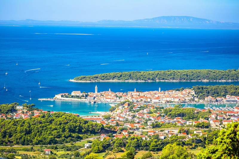 Vue aérienne de la vieille ville d'Rab et son archipel en Croatie, avec ses toits de tuiles orangées, ses clochers médiévaux et les eaux turquoise de l'Adriatique