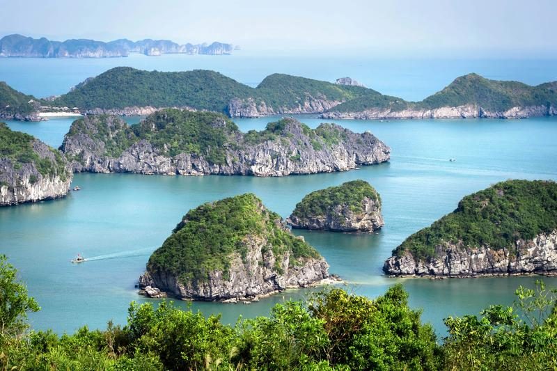 Vue panoramique sur les îles calcaires de la baie d’Halong au Vietnam, émergeant des eaux turquoise.