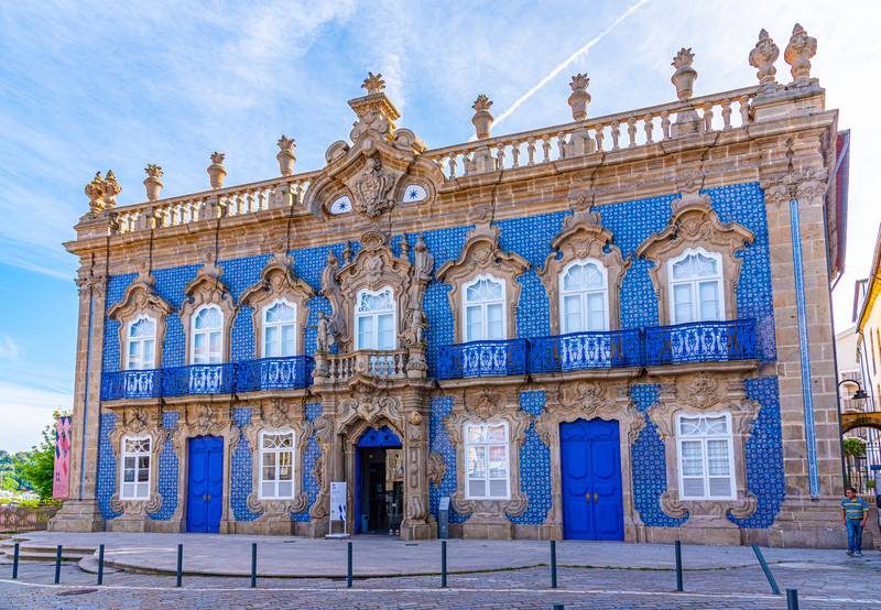 Façade ornée du Palácio do Raio, célèbre pour ses carreaux bleus et son architecture baroque.