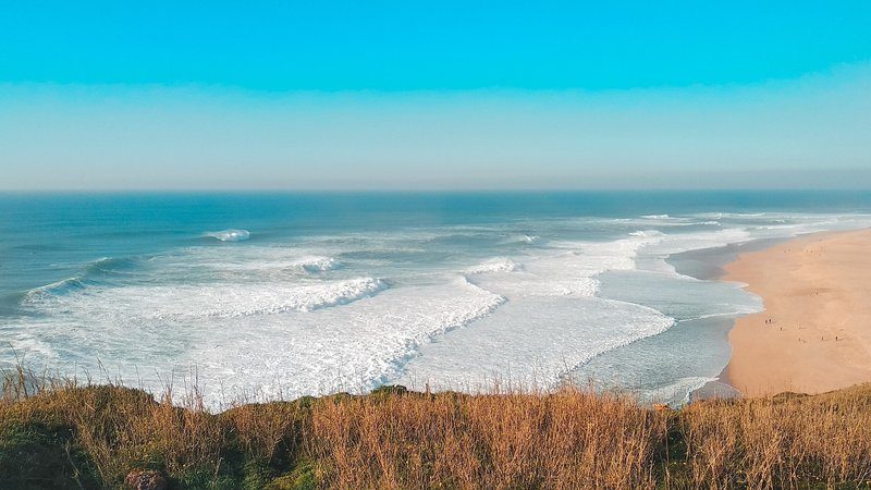 Les vagues géantes de Nazaré, un des plus célèbres spots de surf au monde.