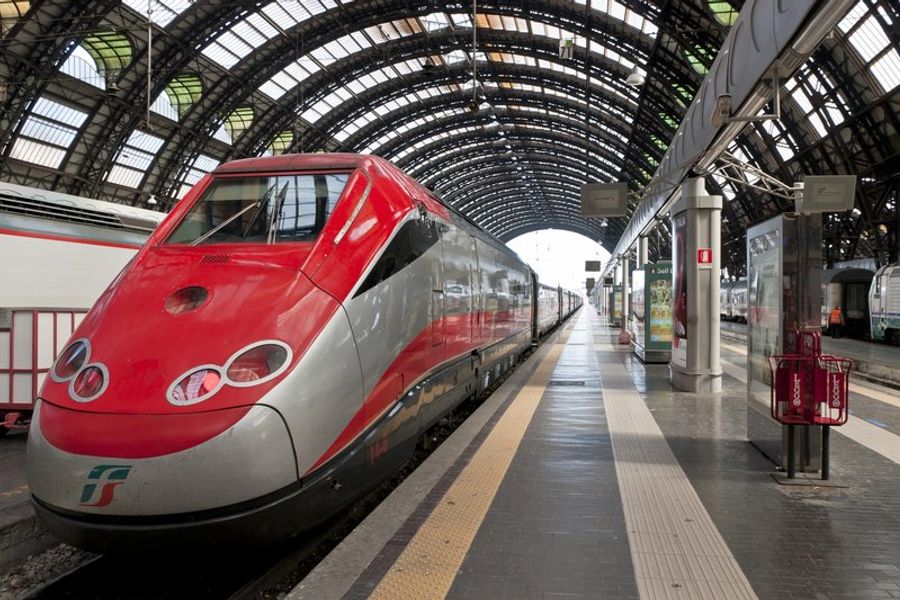 Le Frecciarossa de Trenitalia sous la grande verrière de la gare de Milan Centrale, nez rouge caractéristique du train à grande vitesse italien