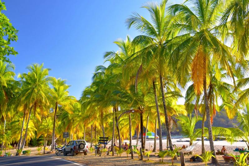Une voiture garé en bord de plage au Costa Rica