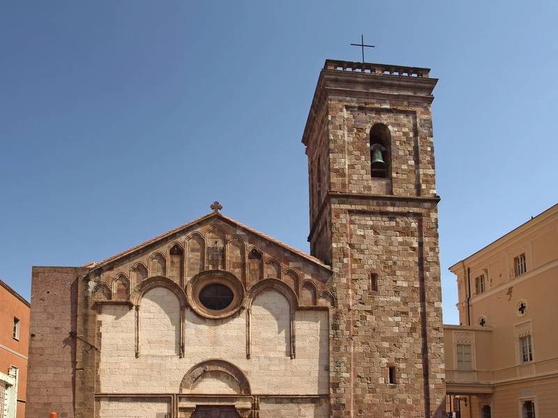 Une cathédrale en pierre avec un clocher.