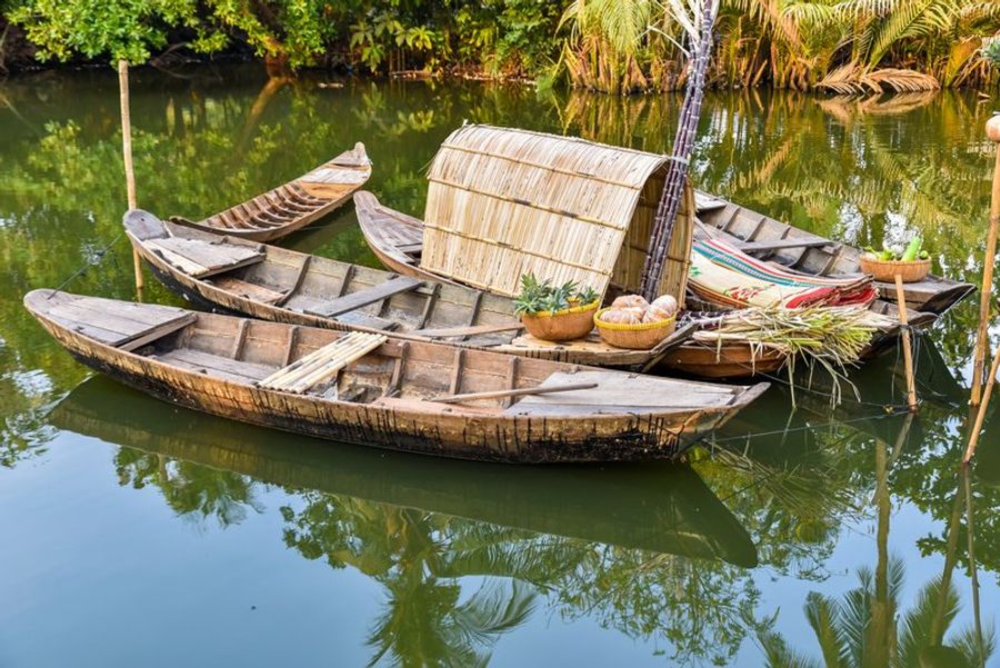 Arroyos traditionnelles amarrées sur un canal du delta du Mékong à Vinh Long