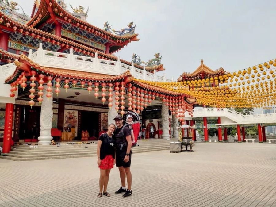 Maud, Cyril et Anna en visite dans le temple Thean Hou près de Kuala Lumpur