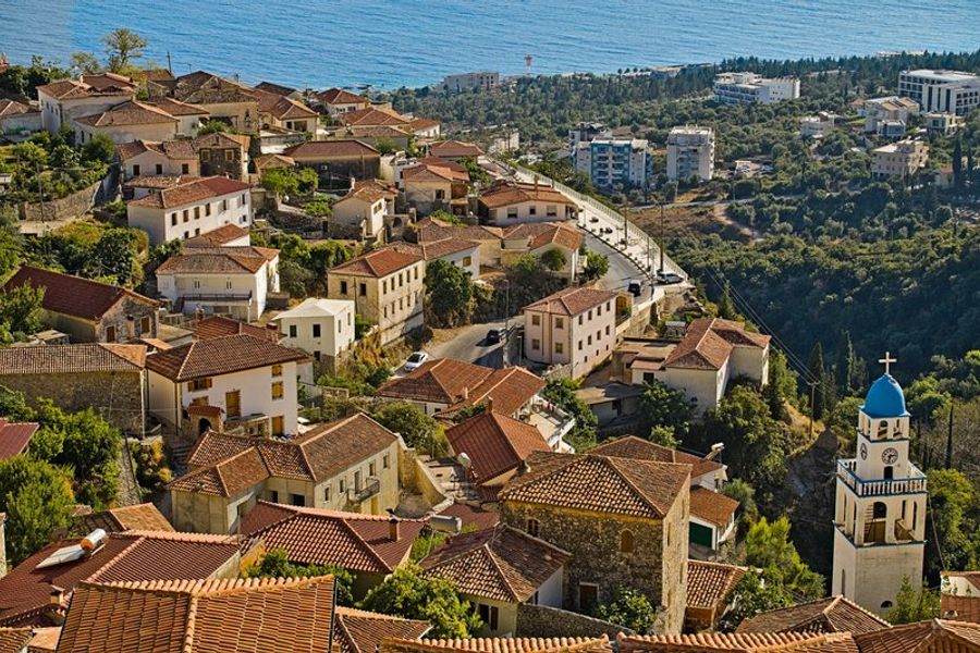 Vue sur les maisons traditionnelles du village de Dhermi au pied des montagnes.
