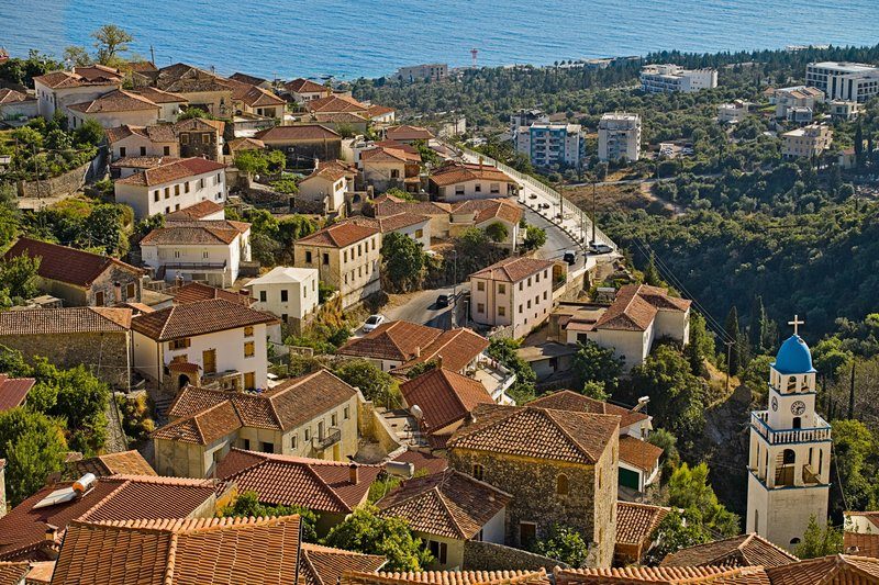Vue sur les maisons traditionnelles du village de Dhermi au pied des montagnes.
