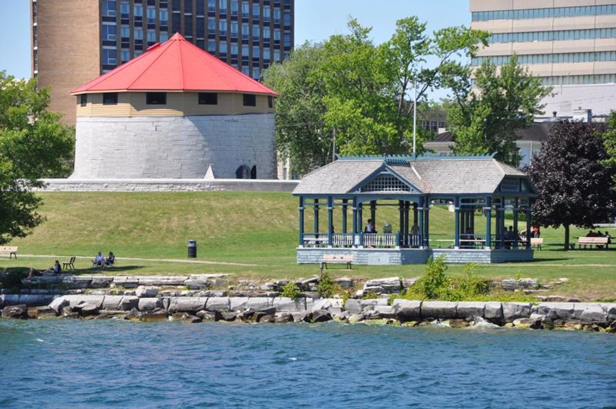 Vue du Waterfront Pathway avec un kiosque bleu et une tour martello historique en arrière-plan.