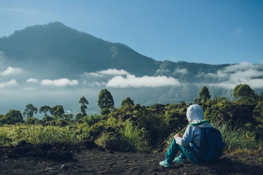 Paysage matinal avec une vue dégagée sur le Mont Batur entouré de verdure à Bali.