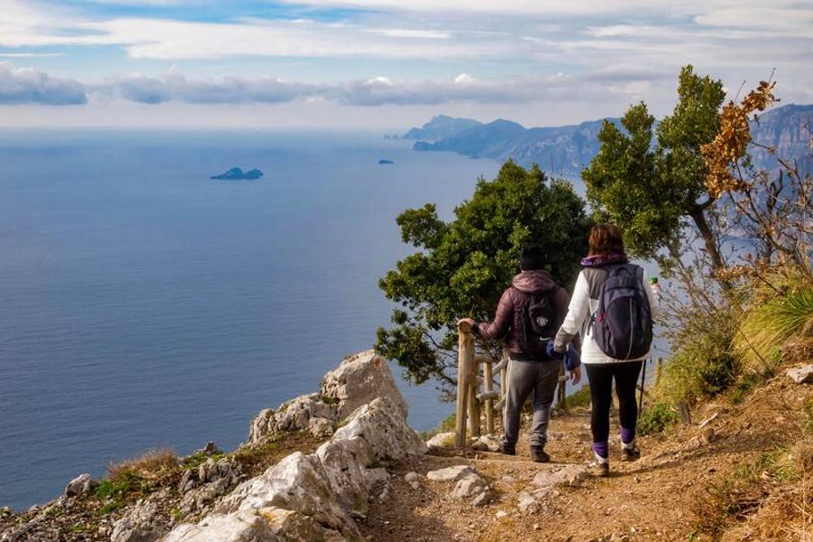 Randonnée sur le Sentier des Dieux offrant une vue spectaculaire sur la côte amalfitaine et la mer Méditerranée.