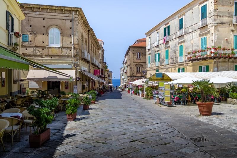 Vue du centre historique de Tropea, avec ses bâtiments anciens et ses terrasses accueillantes.