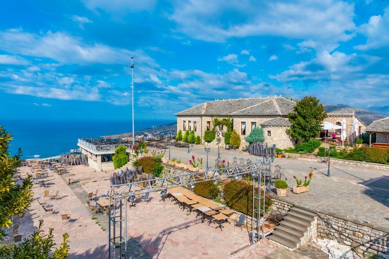 Vue panoramique depuis le château de Lekuresi surplombant la ville et la mer à Saranda, Albanie.