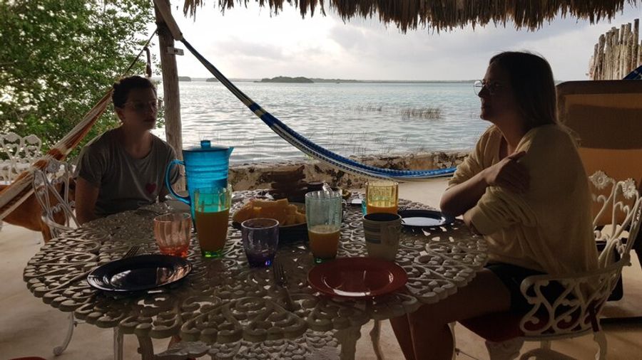 Petit déjeuner au bord de la lagune de Bacalar chez Peggy and Scott's