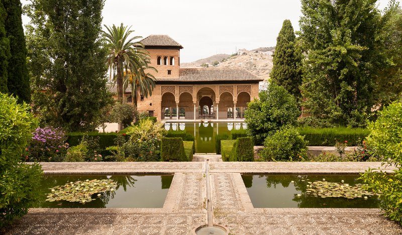Les magnifiques jardins du Generalife à Grenade, avec ses bassins et sa végétation luxuriante.