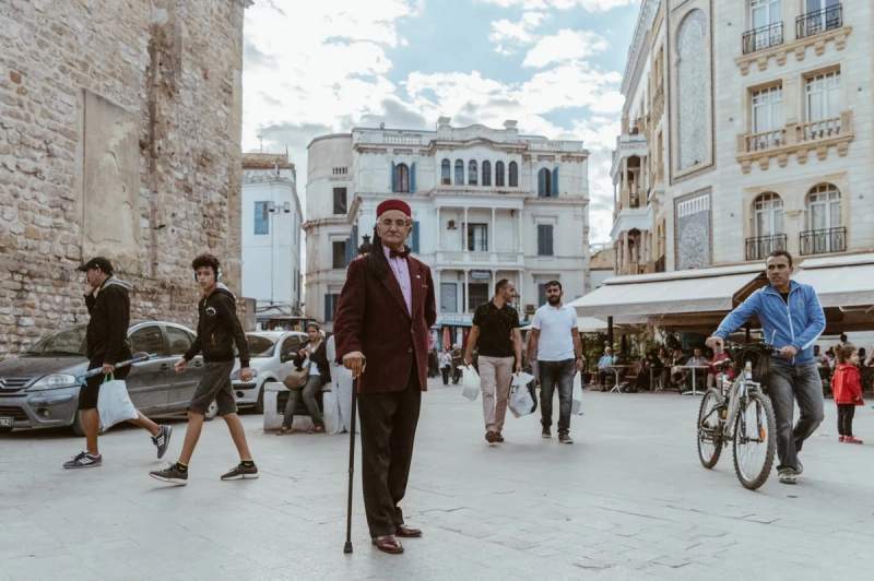 Un tunisien à Tunis qui pose pour la photo