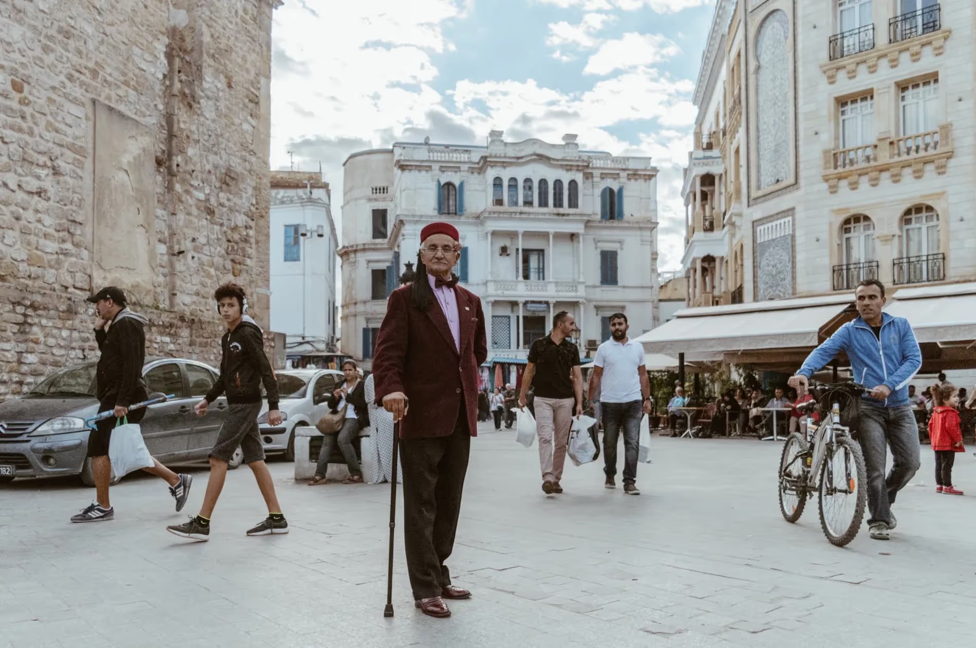 Un tunisien à Tunis qui pose pour la photo