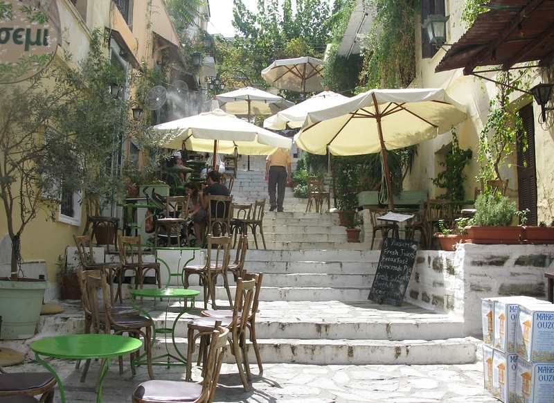 Une rue pittoresque bordée de cafés et restaurants dans le quartier de Plaka.