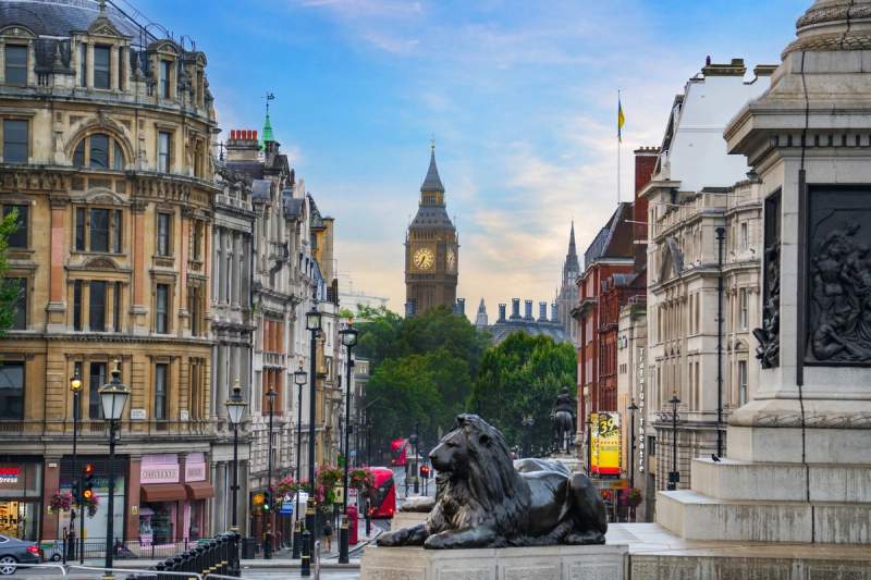 Vue sur Big Ben depuis Trafalgar Square, quartier emblématique où loger à Londres
