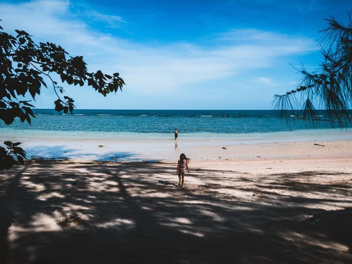 Plage de sable blanc aux eaux turquoise de Koh Phangan, paradis des îles du golfe de Thaïlande.