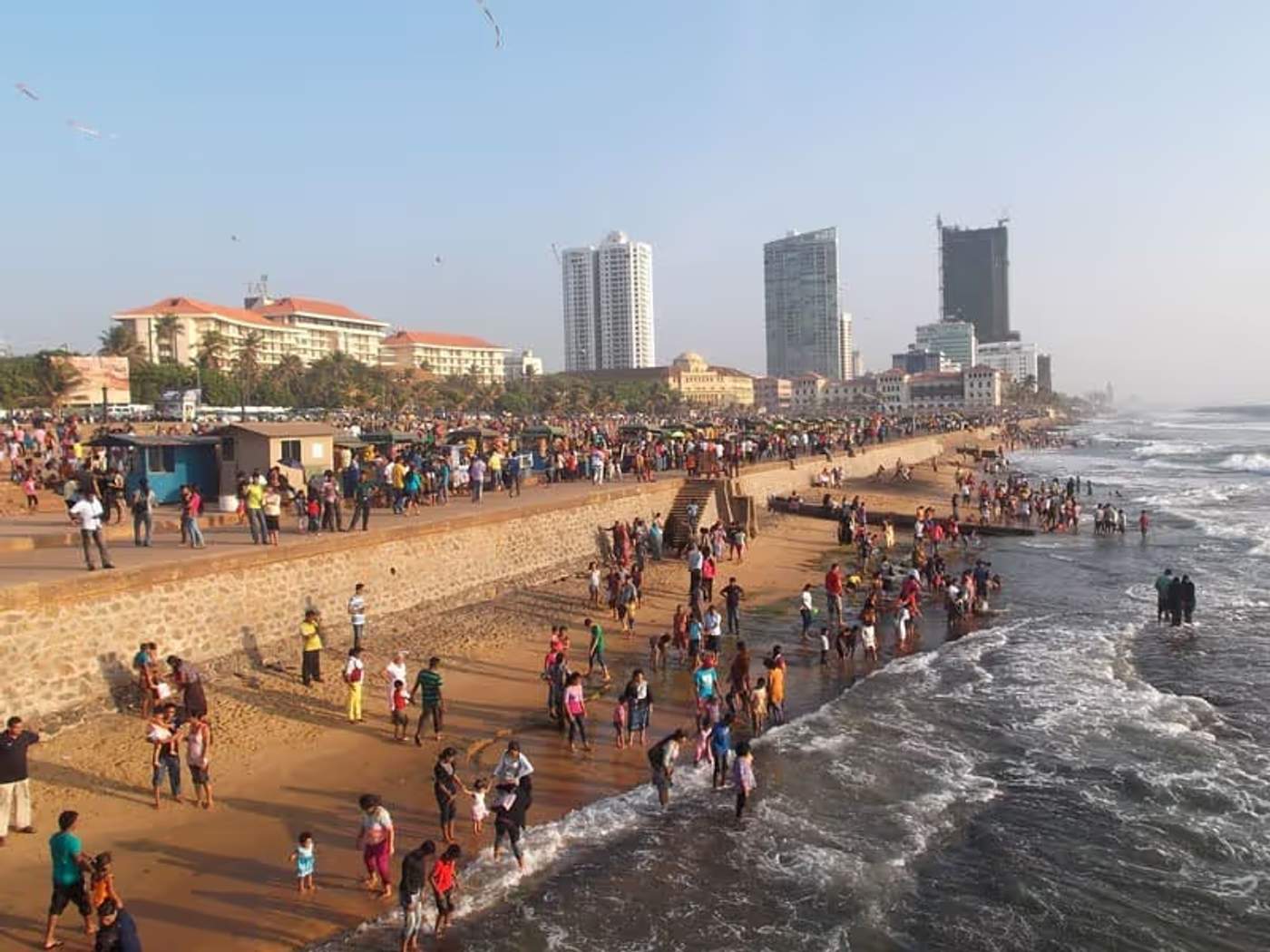 Des Sri Lankais sur la plage de Colombo, Sri Lanka.