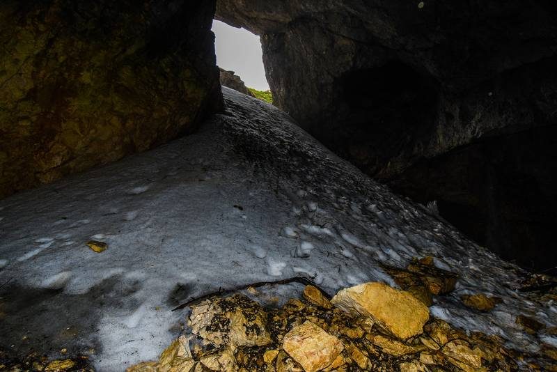Grotte de glace dans le massif du Durmitor au Monténégro, avec de la neige et de la glace à l