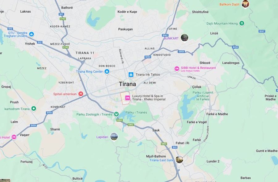 Carte de Tirana montrant le quartier de Blloku et ses environs, avec des points d