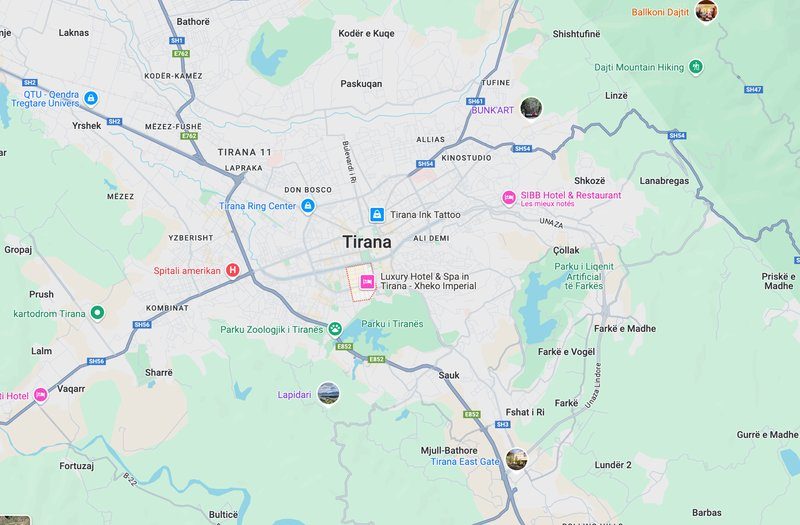 Carte de Tirana montrant le quartier de Blloku et ses environs, avec des points d