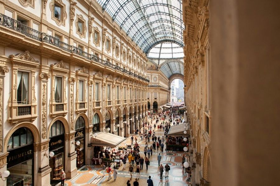 Galerie Vittorio Emanuele II à Milan avec des personnes qui se promènent.