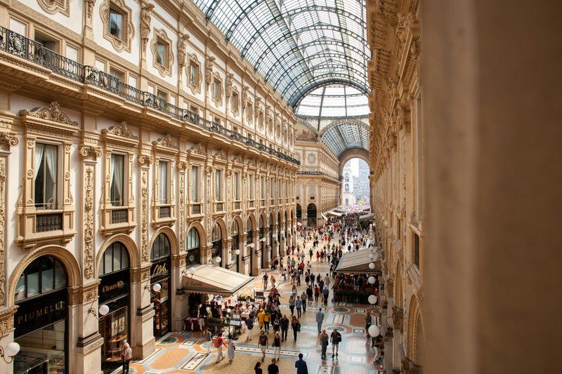 Galerie Vittorio Emanuele II à Milan avec des personnes qui se promènent.