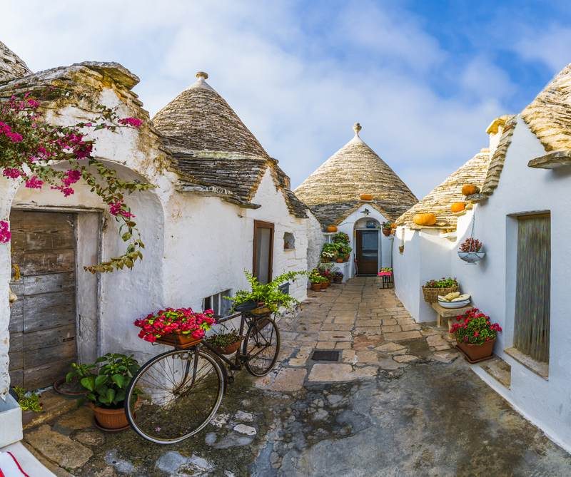 Charmante rue avec les maisons traditionnelles en trulli, typiques de la région des Pouilles.