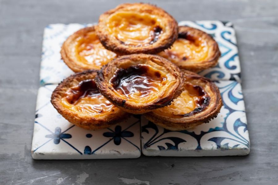 Une assiette de pastéis de nata traditionnels portugais, savoureux et dorés.