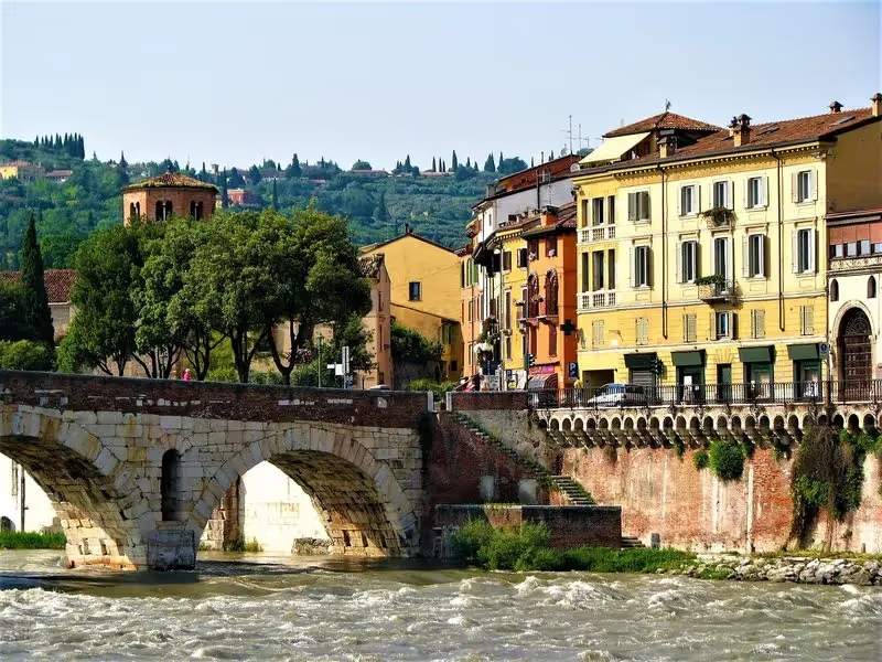 Le Ponte Pietra, un pont historique traversant le fleuve Adige à Vérone, Italie.