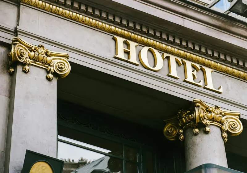 L'entrée d'un hôtel